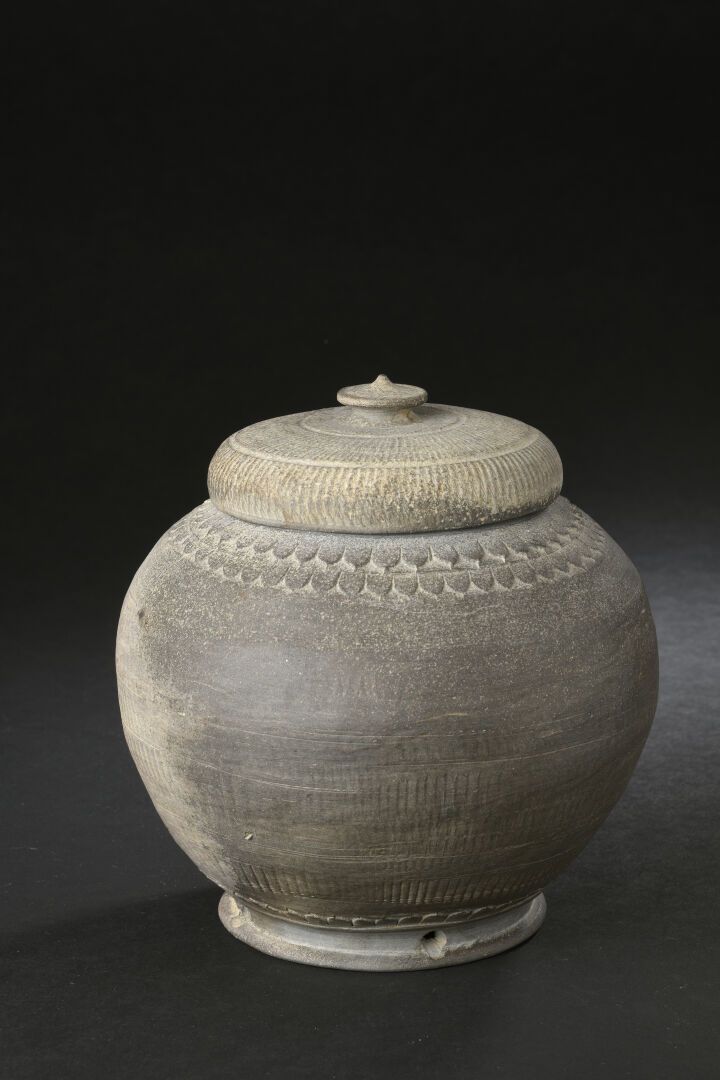 Null 陶土覆盖的花瓶
越南，15-16世纪
球状的身体，肩部装饰有两个花瓣的楣板；穿孔的脚
高：18.5厘米