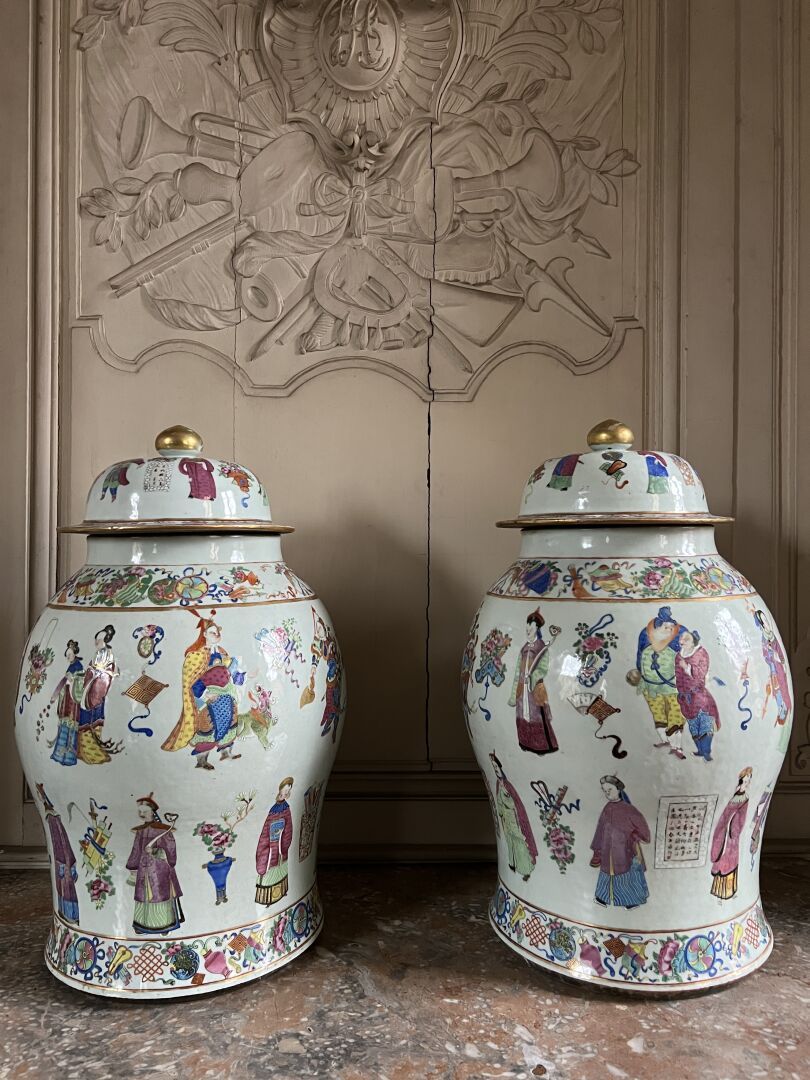 Null 中国，19世纪初
一对饰有交替的人物和花束的多色瓷盖花瓶。
H.63厘米

修复到一个。