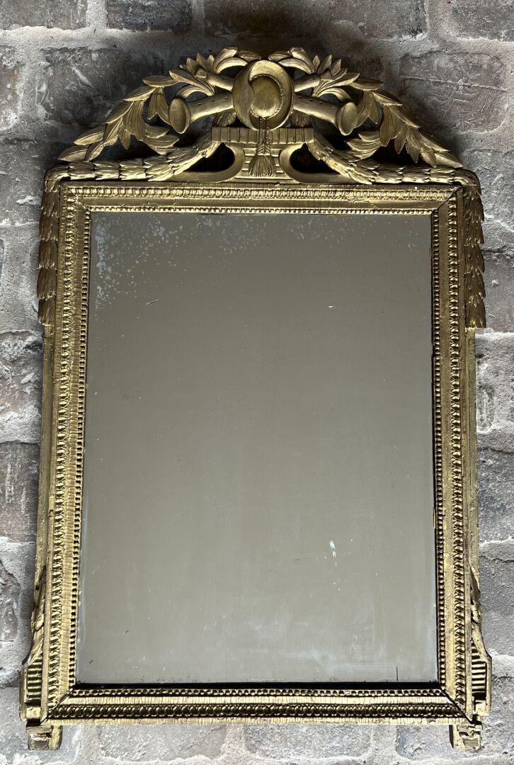 Null Espejo rectangular de madera tallada de la época Luis XVI
Decorado con inst&hellip;