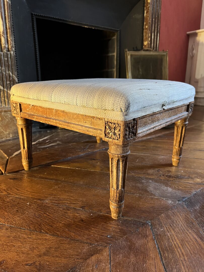 Null 印有I.B Sené的模制和雕刻的木凳，路易十六时期
搁置在四个锥形的、有凹槽的和带鱼鳍的腿上。
H.26, W. 39, D. 40 cm

在腿的&hellip;