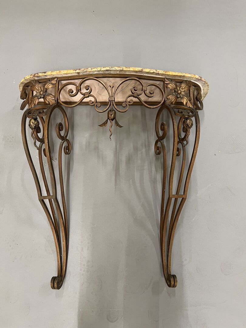 Null 约1900年的锻铁控制台桌子
饰有阿拉伯式花纹和涡纹
布雷切尔大理石面板
高87、宽84、深27厘米