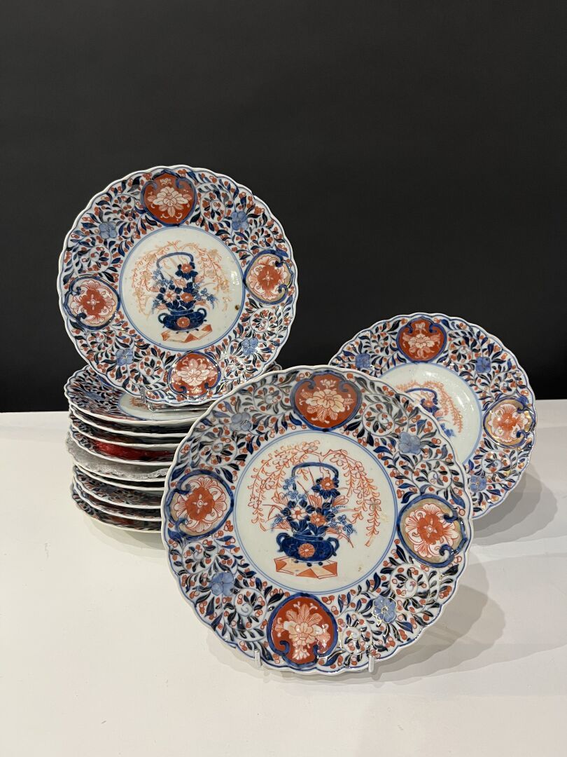 Null JAPON, Imari, XIXe
Suite de douze assiettes en porcelaine imari
D.22,5 cm
P&hellip;
