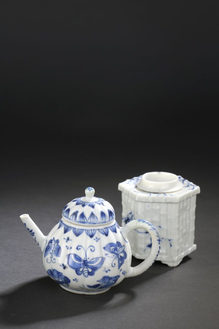 Null Blue and white covered teapot and pot 
CHINA, 18th and early 20th century
T&hellip;