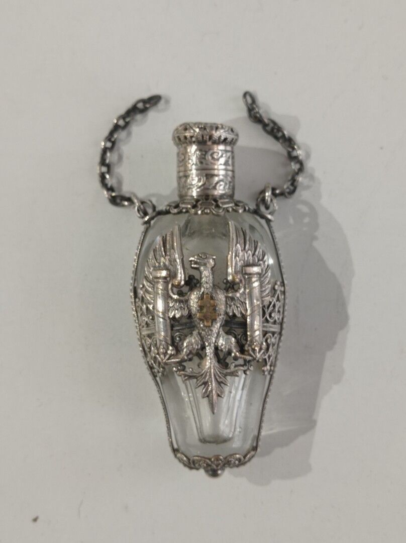Null 香水瓶，19世纪末
镶嵌在镀银金属中的水晶，上面有洛林的鹰和它的链子，铰链式瓶塞。
H.7厘米