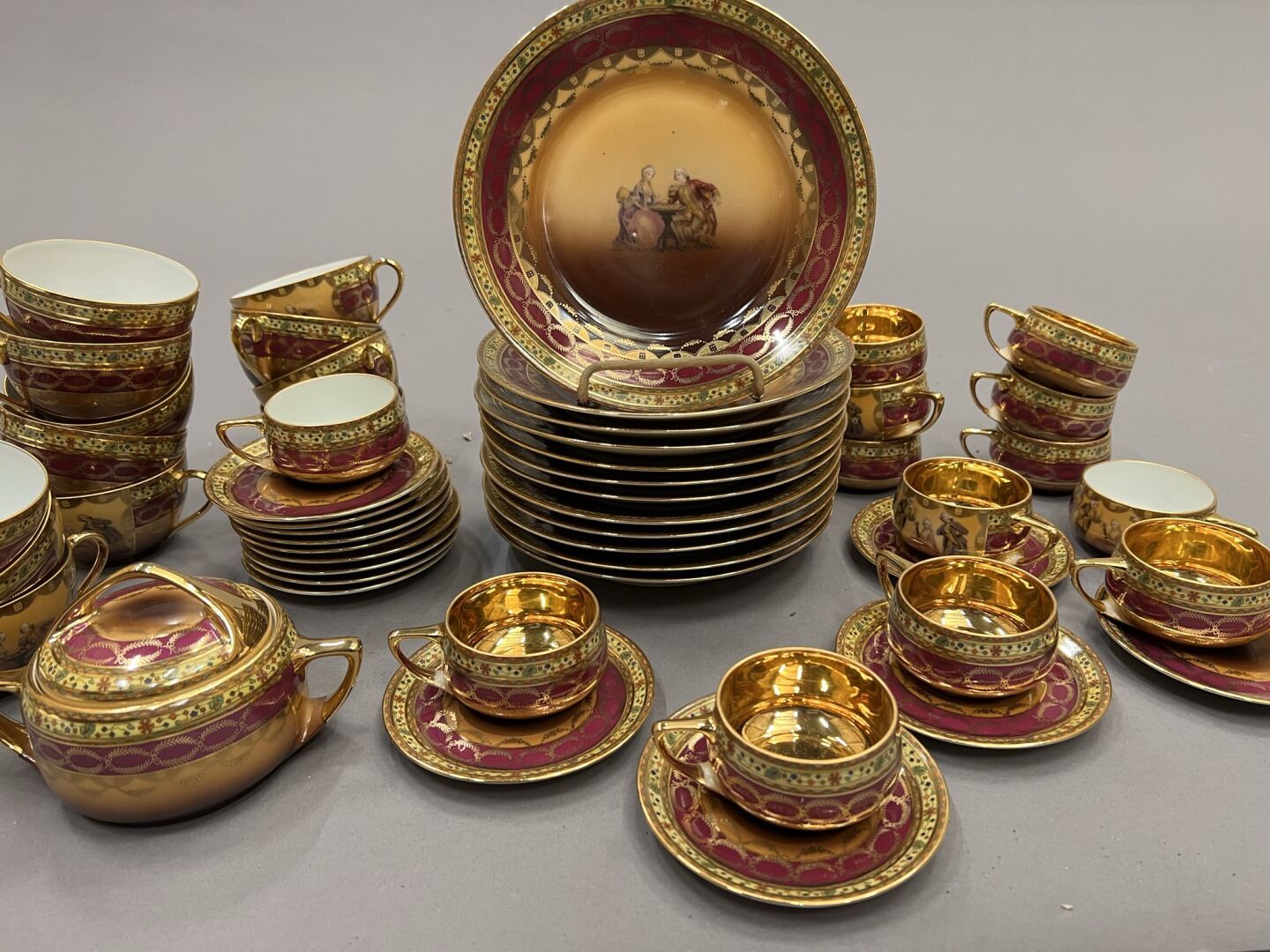 Null CARSLBAD, Gloria服务
多彩瓷器茶具和咖啡套装的一部分，有英勇的场景。金色内饰
包括杯和碟，蛋糕盘，茶杯，糖碗
有标记的
19,5厘米