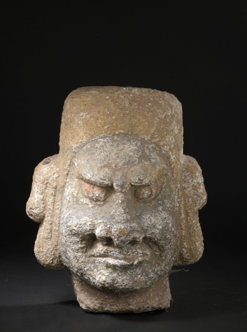 Null Grande tête en pierre sculptée, CHINE 
À l'expression grimaçante, portant u&hellip;