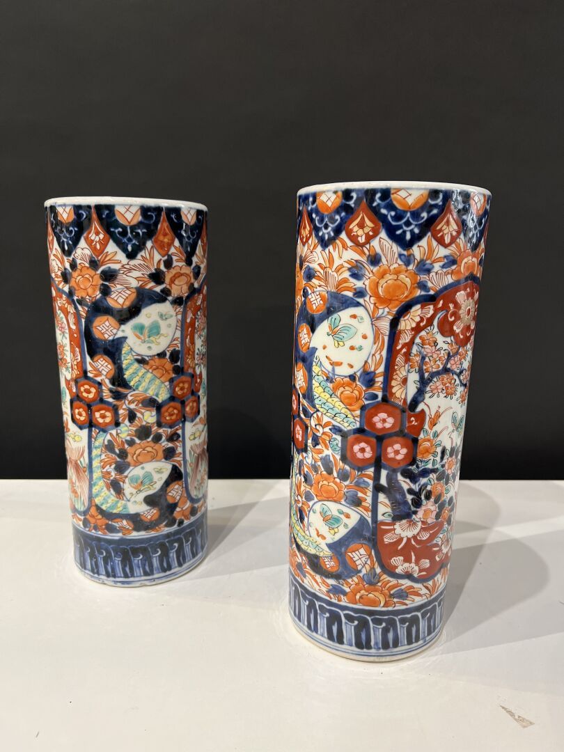 Null Pareja de jarrones de porcelana Imari, Japón Periodo Meiji (1868-1912) 
Dec&hellip;