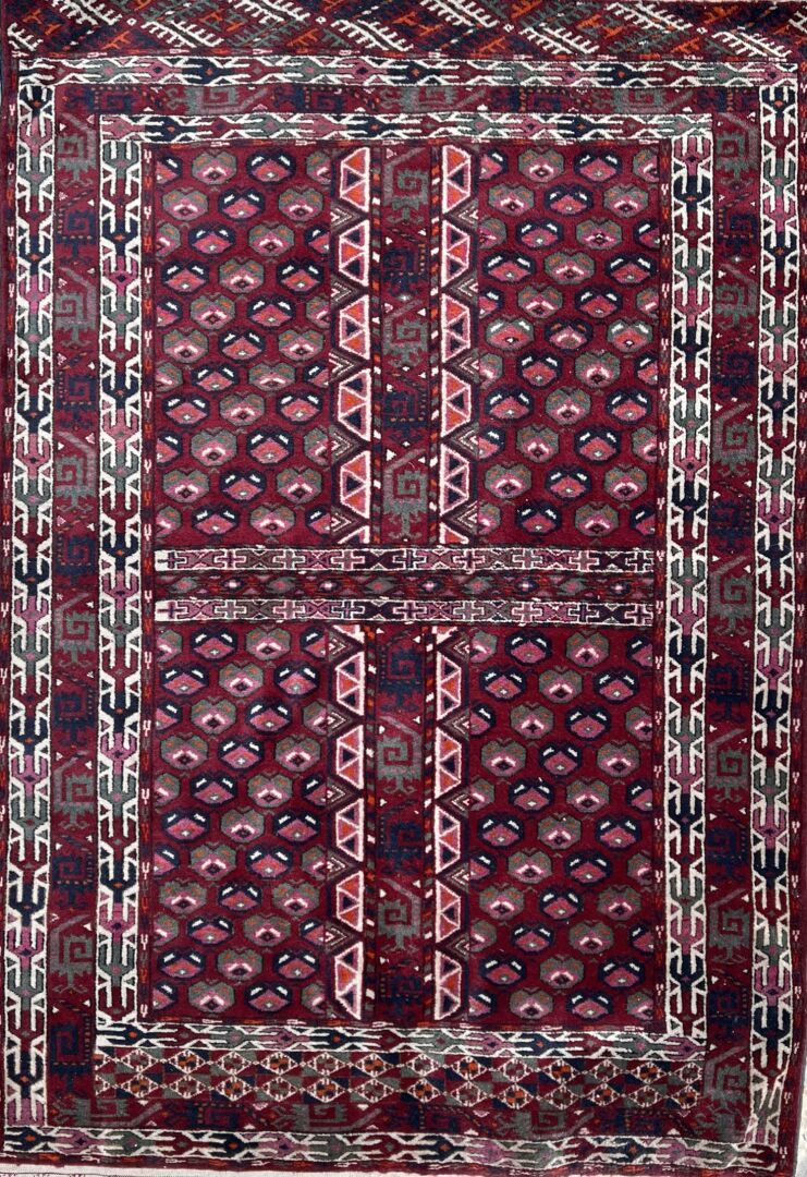 Null Teppich aus Wolle mit Ziegelsteinfeld.
104 x 154 cm