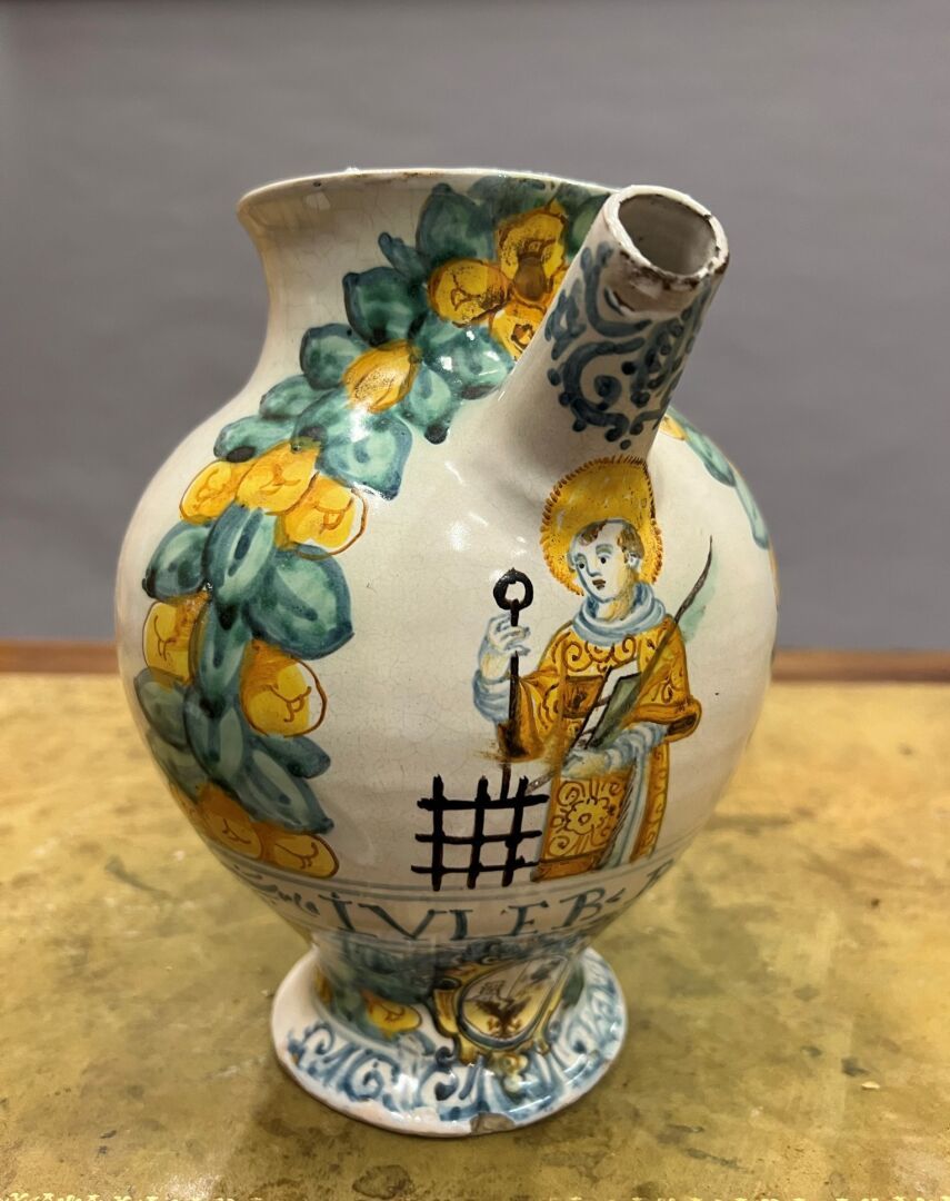 Null 那不勒斯，17世纪
多色陶器壶
饰有圣劳伦斯
高22厘米
盗窃和事故