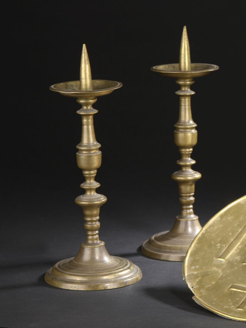 Null Pair of bronze candlesticks from the Louis XIV period
A baluster shaft
H.33&hellip;