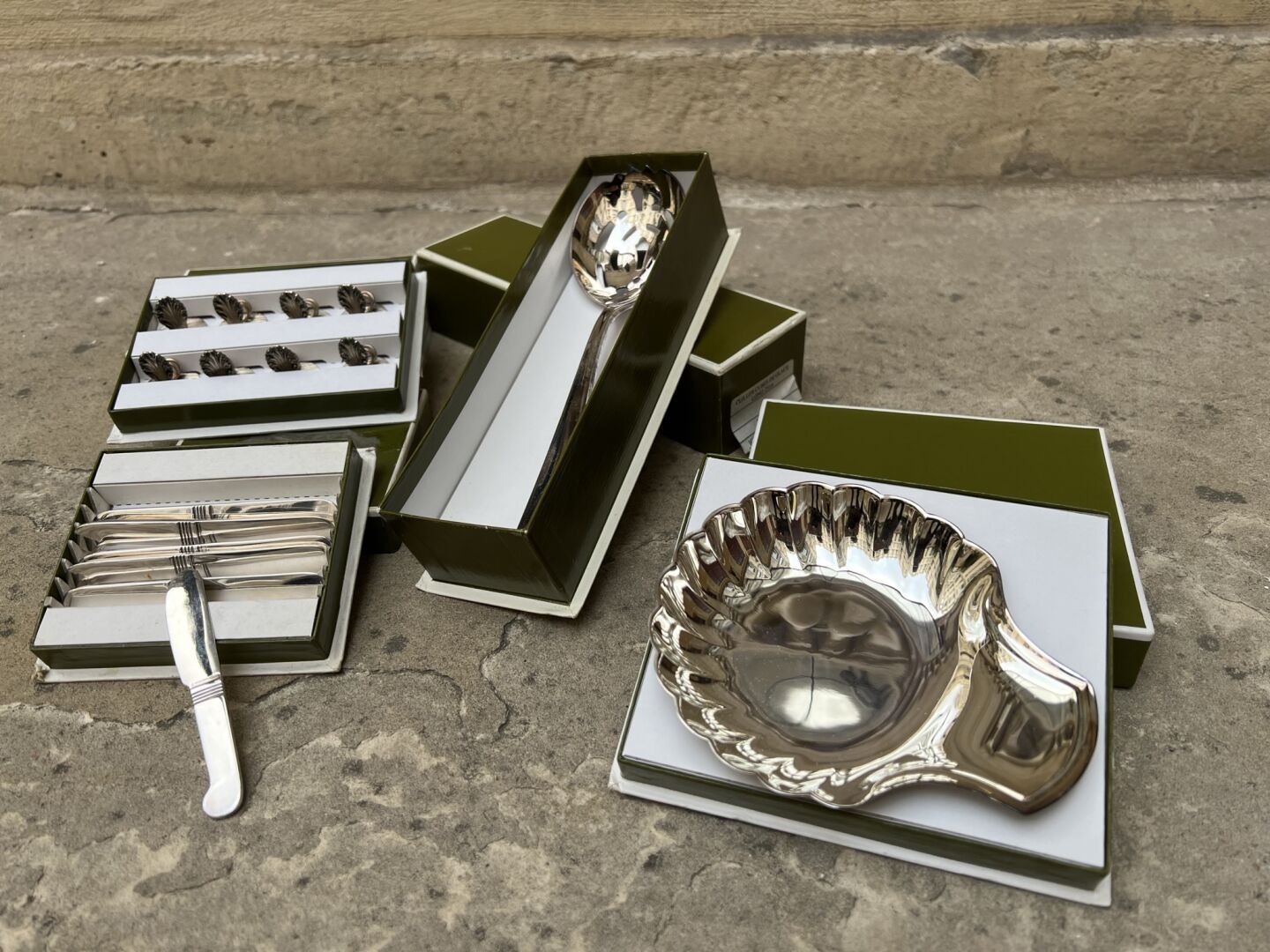 Null Christofle - Lot of silver plated metal in their box including: a set of si&hellip;