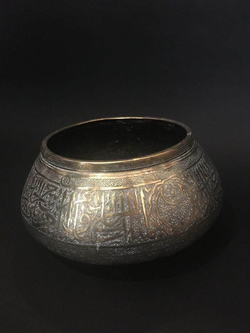 Null Lavabo de estilo mameluco
Egipto, siglo XIX
Latón grabado.
H. 17,5 D. 22 cm&hellip;