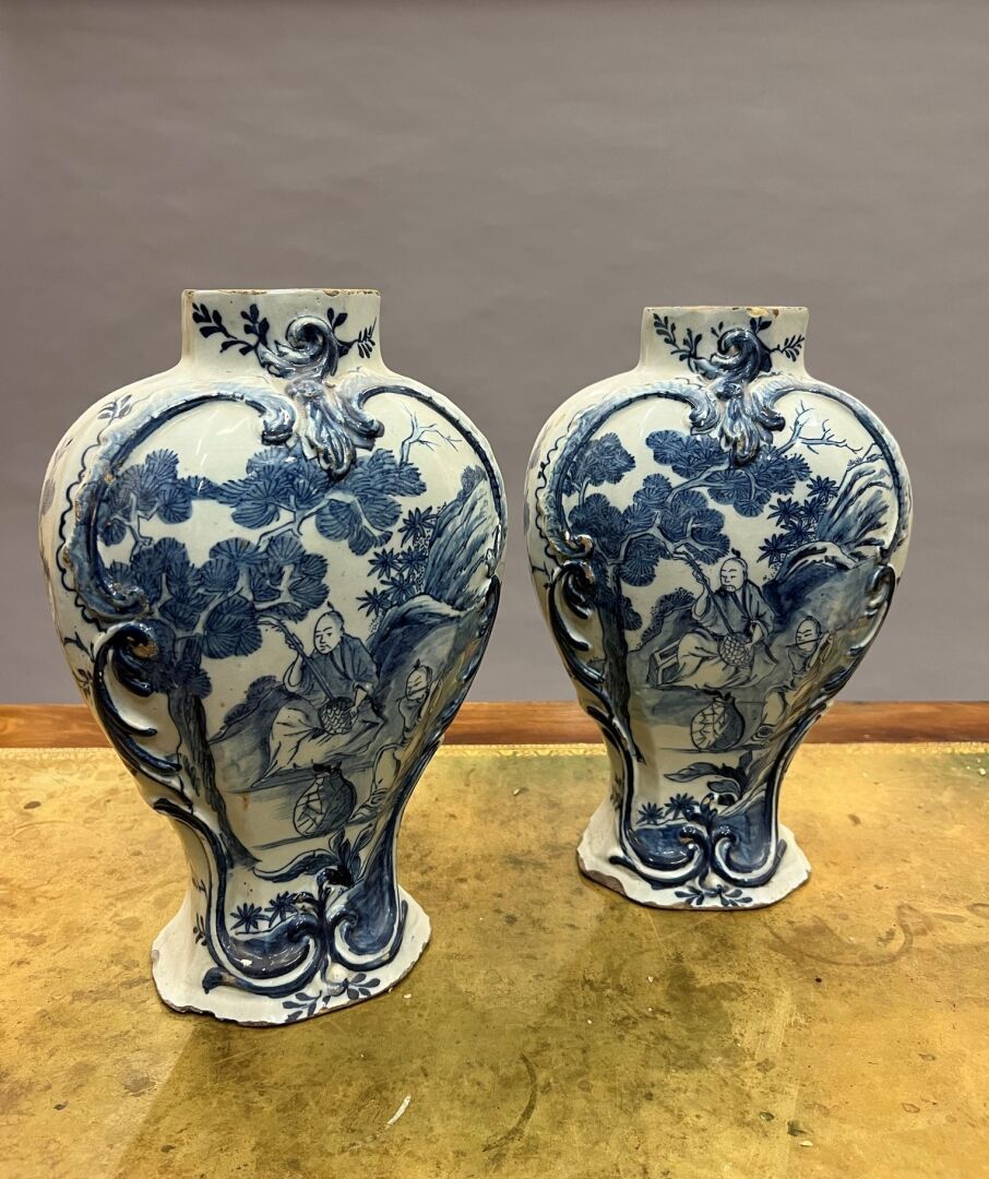 Null DELFT，18世纪
一对青花卡米欧陶器花瓶，装饰有中国音乐家的储备。
高30厘米
失败和筹码