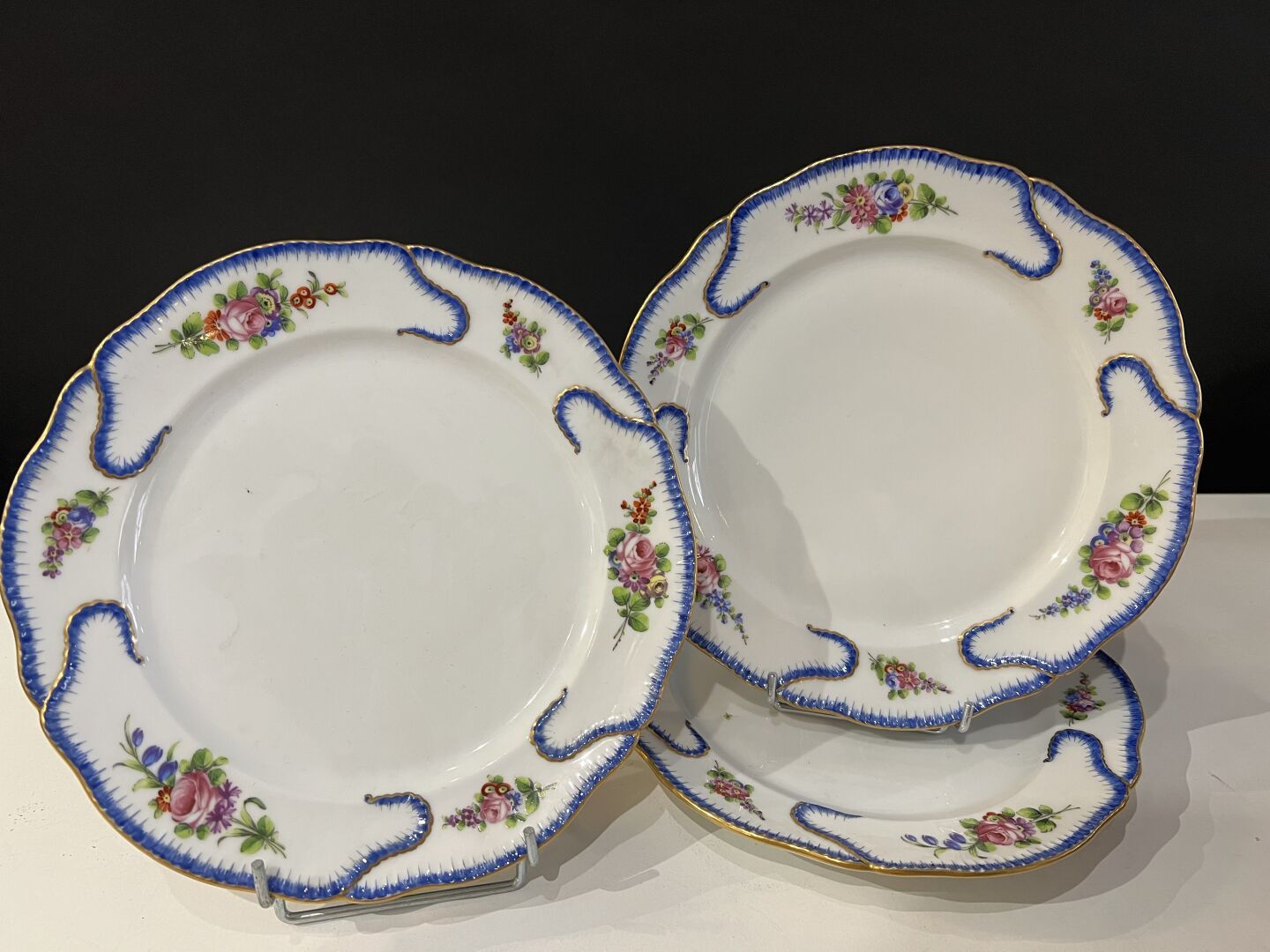 Null In the taste of SEVRES
Three plates decorated with ribbons and bouquets of &hellip;