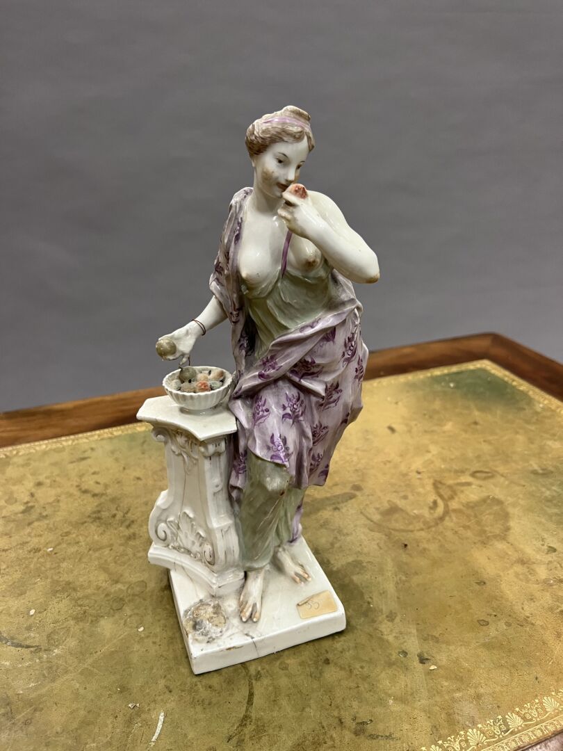 Null Meissen, 18th century
Woman eating fruits
H.29 cm
Misses and accidents