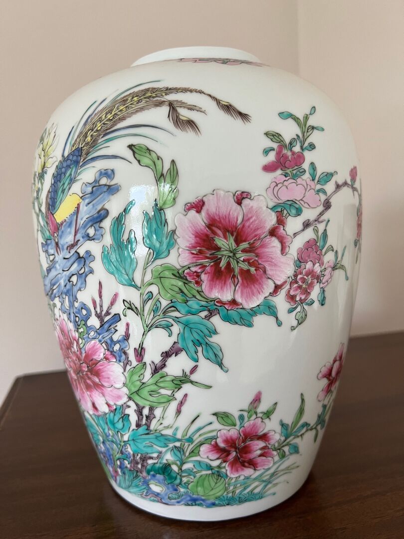 Null Petit vase en porcelaine chinoise, XXe