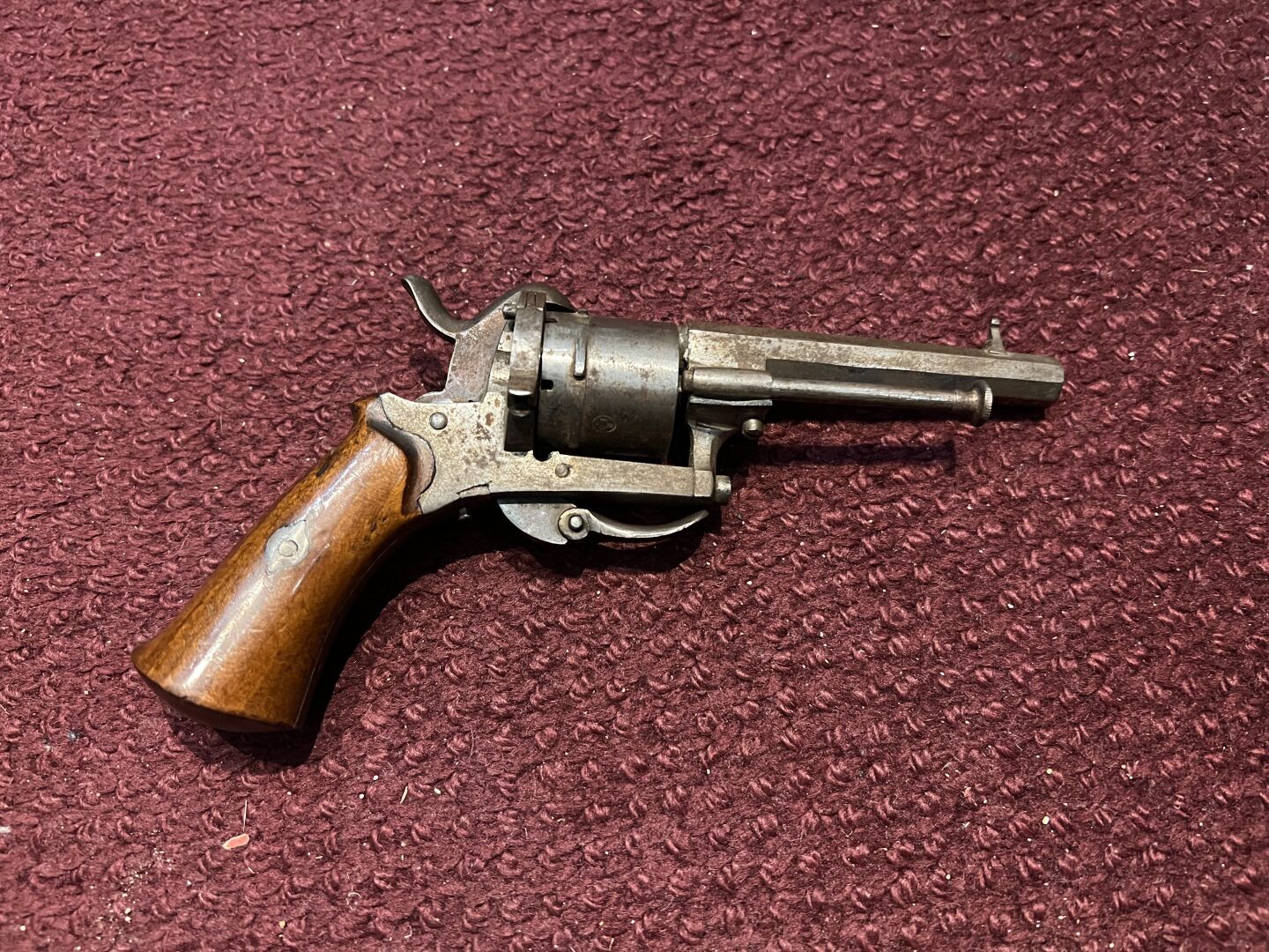 Null 列日左轮手枪，针式射击，6发，口径7毫米。折叠触发器。胡桃木库存板。ABE约1870年（氧化）。