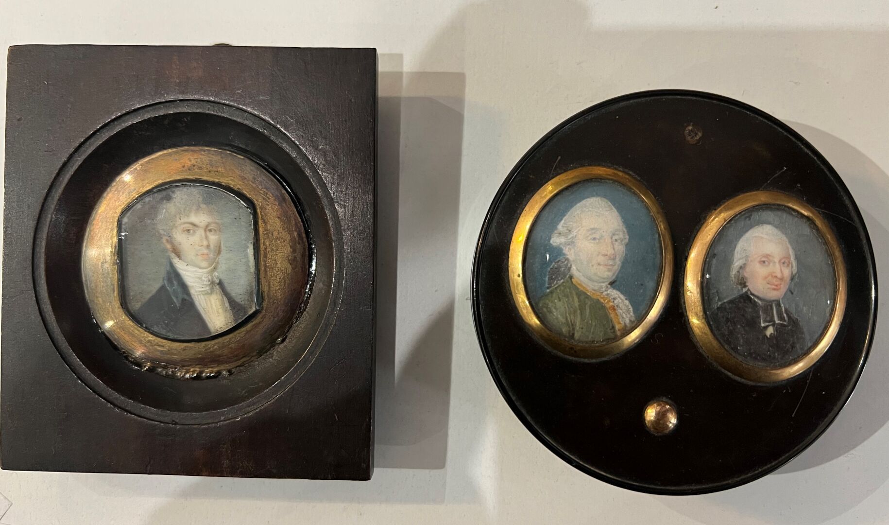 Null 19世纪的法国学校
男子半身像
迷你型
3,2厘米

附有一个小龟壳盒，里面有两幅肖像画。D.7,5 cm