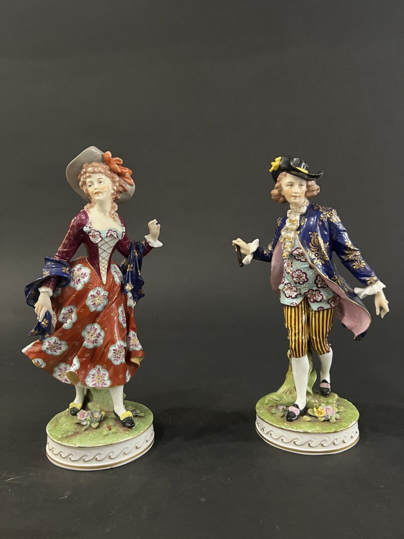Null 德国制造 19世纪
18世纪的优雅人物服饰杯
多彩瓷器。 
H.25厘米和26厘米

意外事件。