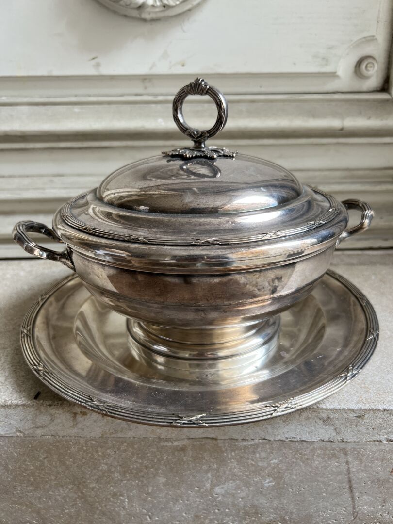 Null 镀银金属汤锅和其托盘，路易十六风格装饰
23 x 20厘米，托盘的直径：31厘米

有轻微的凹痕。