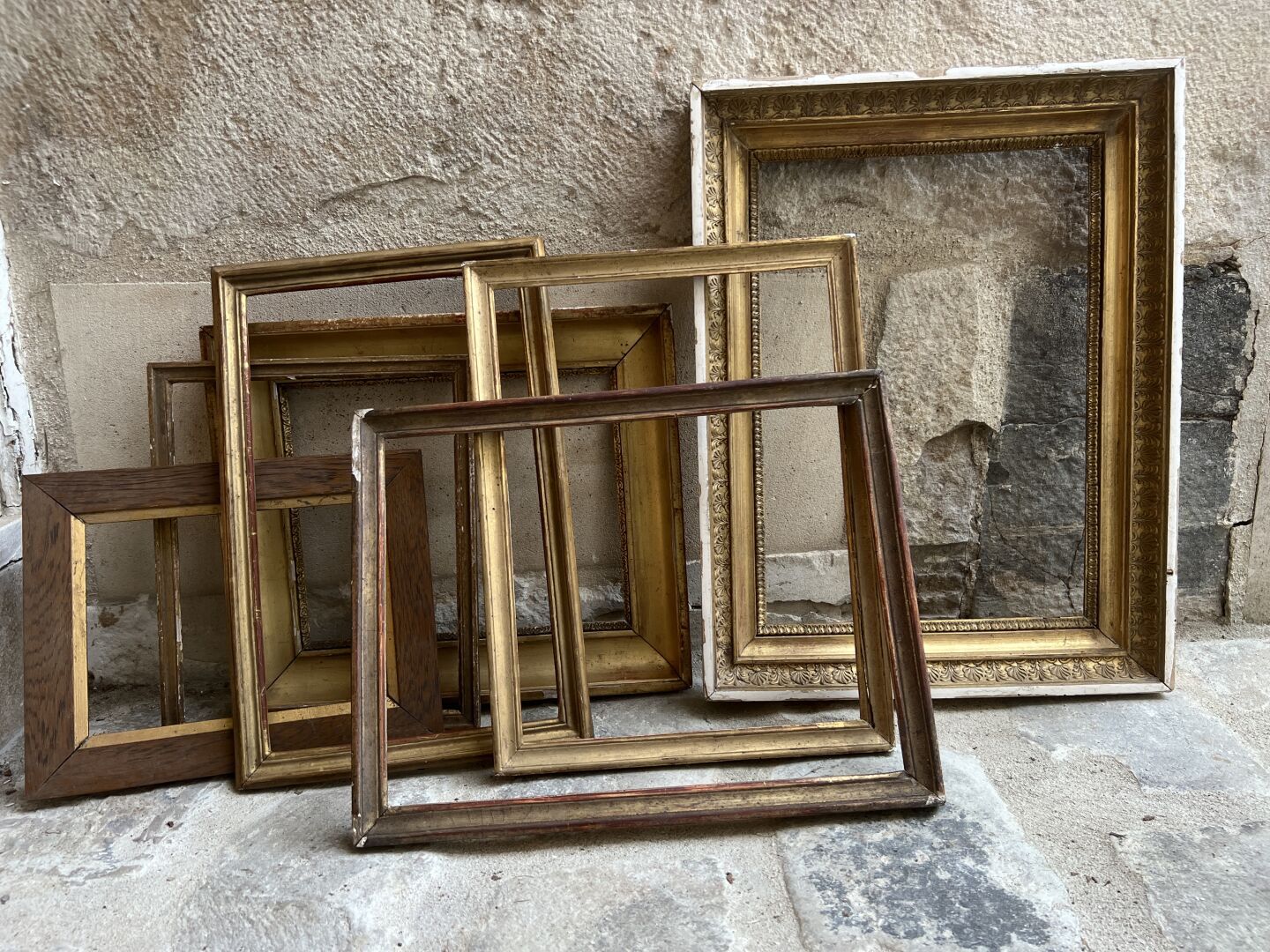Null Lot von 6 Rahmen, darunter ein vergoldeter Empire-Rahmen.
46 x 35 cm