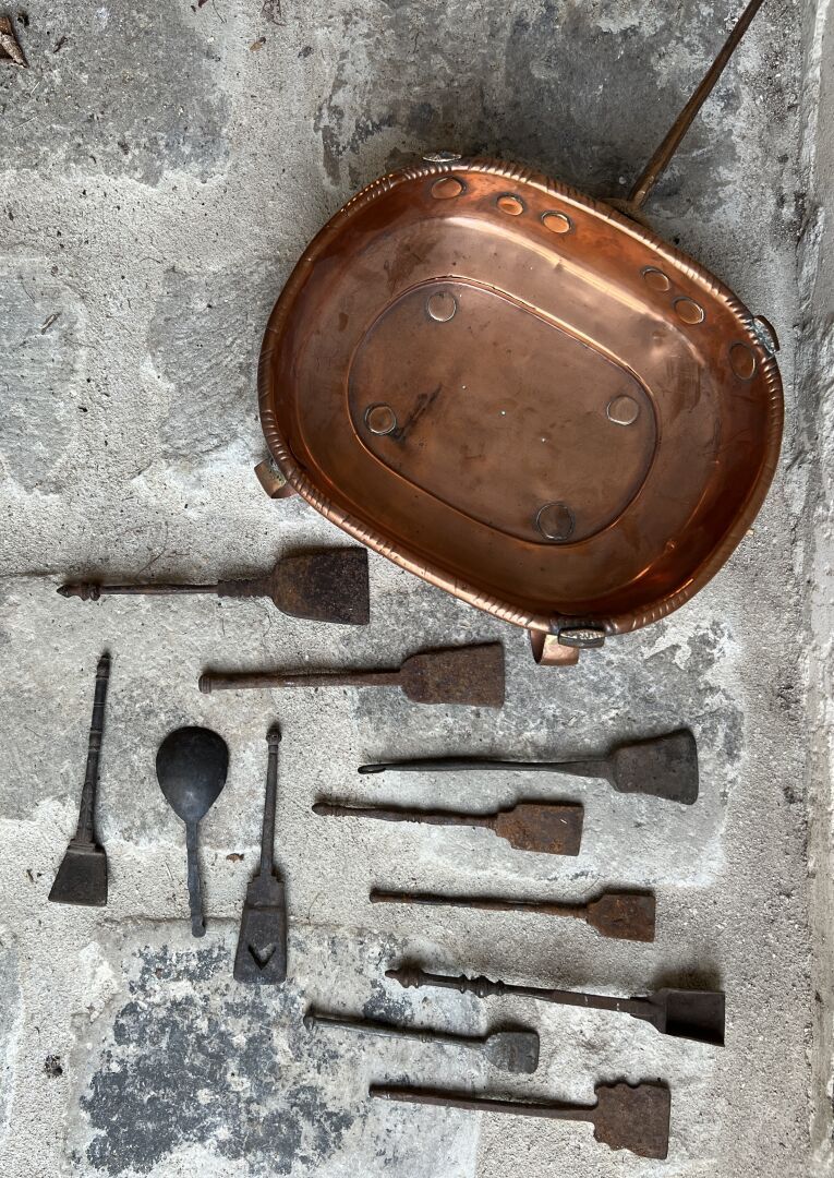 Null 铜炉，19世纪 
20 x 25厘米

一套小金属铲子，18世纪。