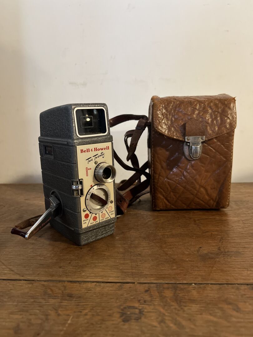 Null Caméra Bell & Howell Two Twenty 8 mm (H. 15, L. 10, P. 5,5 cm) avec son étu&hellip;