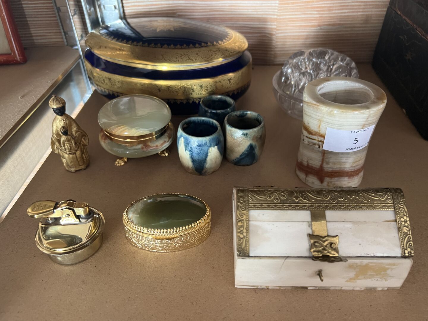 Null 手工艺品包括：一个椭圆形的蓝色和金色的利摩日瓷器，玛瑙元素（桌子打火机，药盒和珠宝盒），一个玻璃花架，一个小的骨制和带凹槽的青铜盒，一个奥妙的处女和孩&hellip;