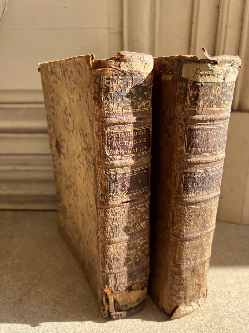 Null Bailly先生的现代天文学 第一和第二册
模拟两本书的盒子，四开装订 18世纪
H.25, W. 20, D. 5,5 cm

有污渍和事故。