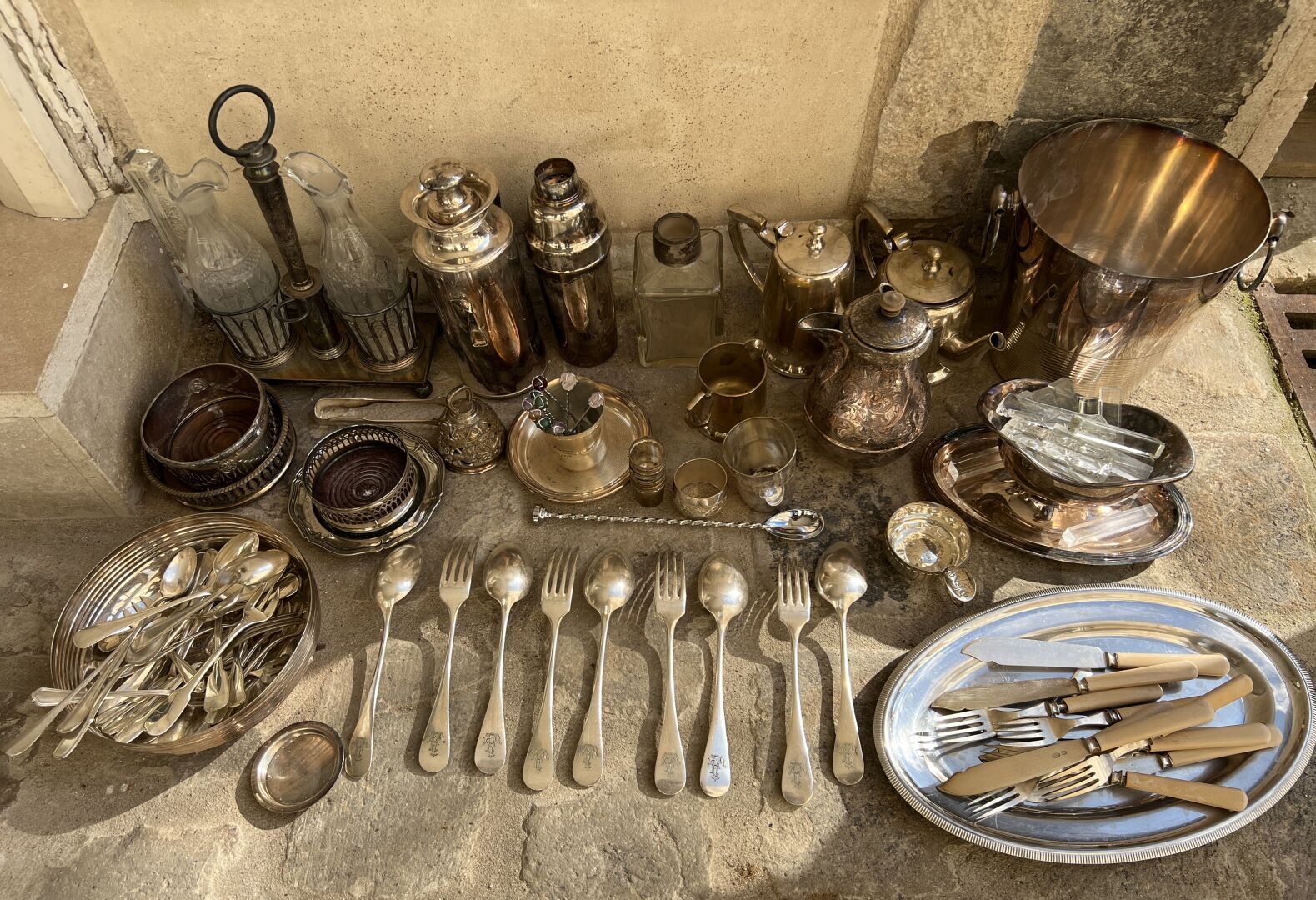 Null 一大批镀银金属和玻璃器皿，包括油桶、酱船、品酒盘和餐具。 

事故。