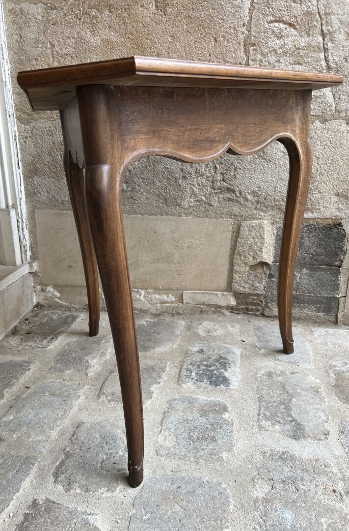 Null 一个路易十五风格的模制胡桃木 "de tri "或 "d'hombre "游戏桌，19世纪。 
腰带是模制的，放在拱形的腿上。
H.68, L. 72&hellip;