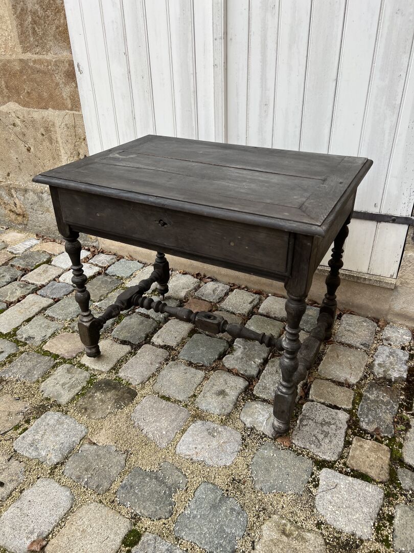 Null 发黑的橡木书桌，19世纪末
打开一个侧边的抽屉，放在脚轮上。
H.72, W. 84, D. 58 cm