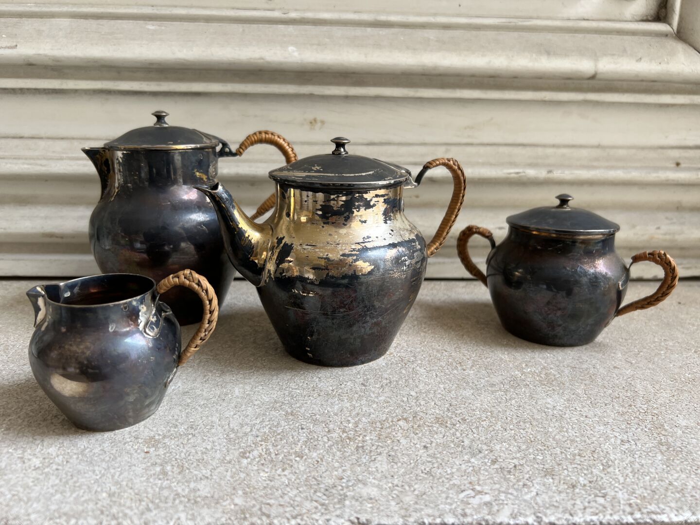 Null 一套Minerva银质茶具和咖啡具，包括一个茶壶，一个咖啡壶，一个有盖糖碗和一个牛奶壶。
手柄是扣着的。
毛重：785克
