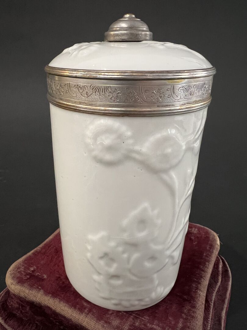 Null In the taste of SAINT CLOUD
Covered pot in porcelain with decoration in rel&hellip;