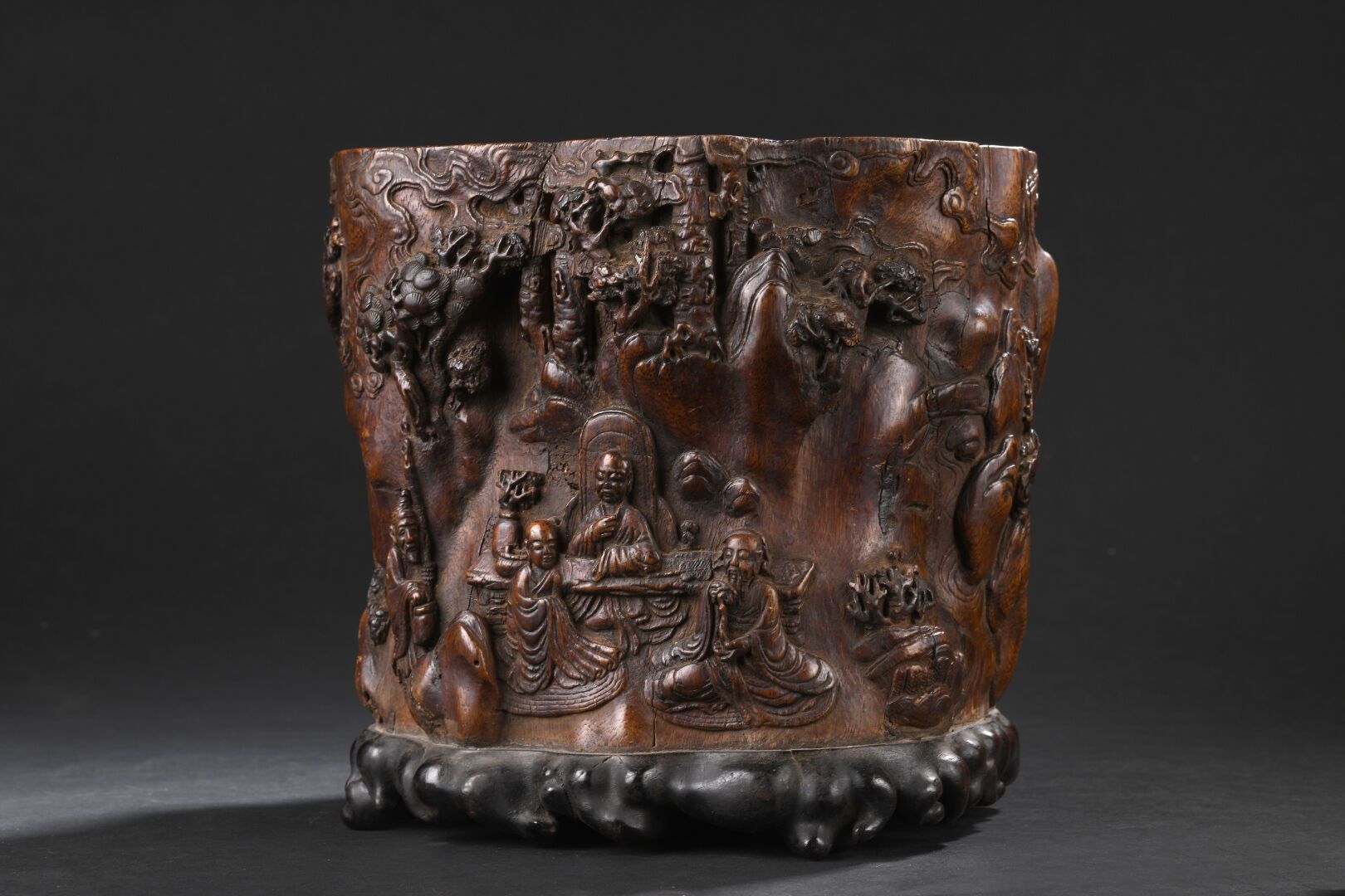 Null 雕刻的木制针筒
中国，清朝(1644-1911) 
有浅浮雕装饰，三个罗汉围着桌子坐着，周围是山林风景中的人物；有裂纹。
H.20.5 D. 22 c&hellip;