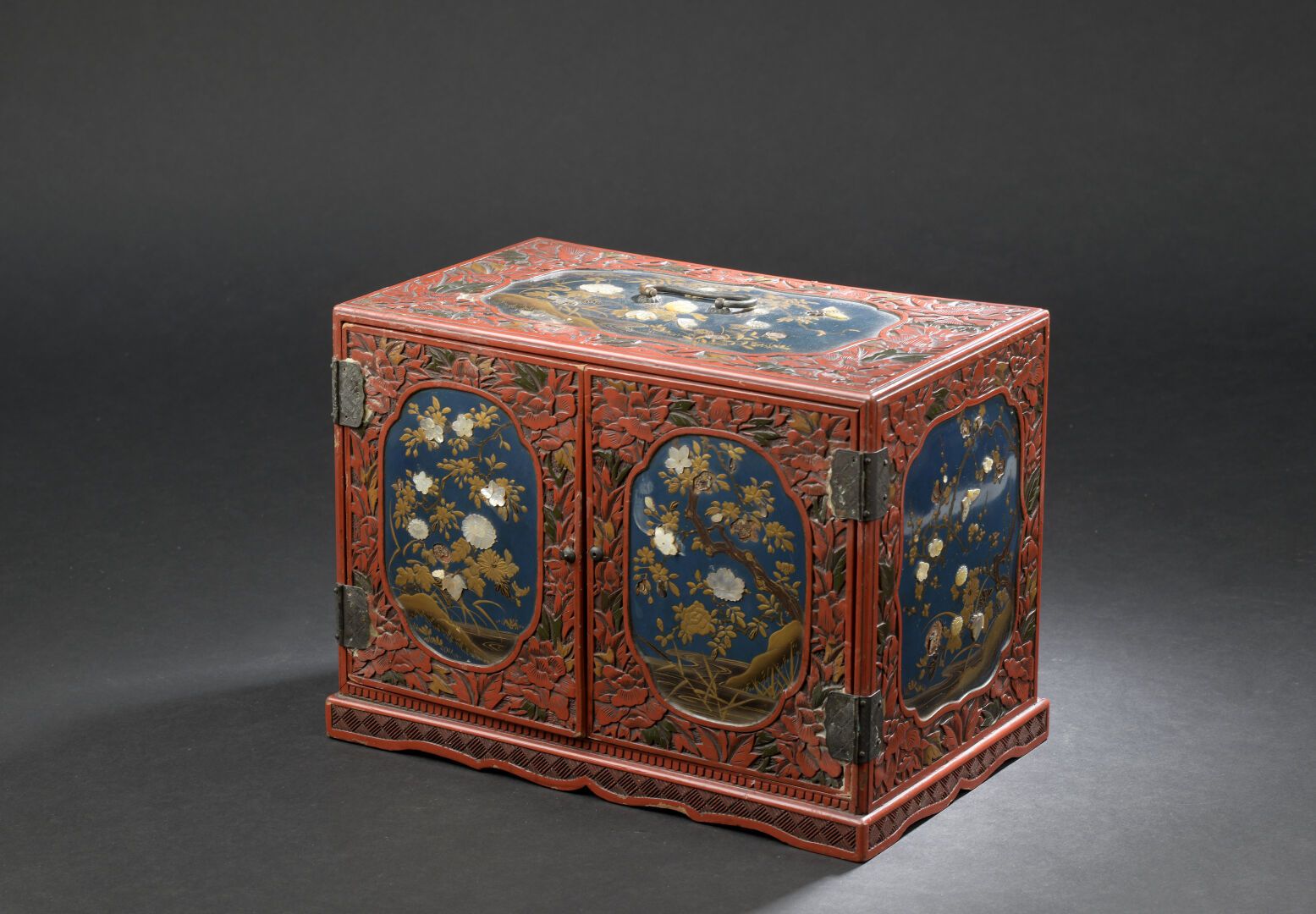 Null Small carved red lacquer cabinet 
JAPAN, Meiji period (1868-1912)
Opening t&hellip;