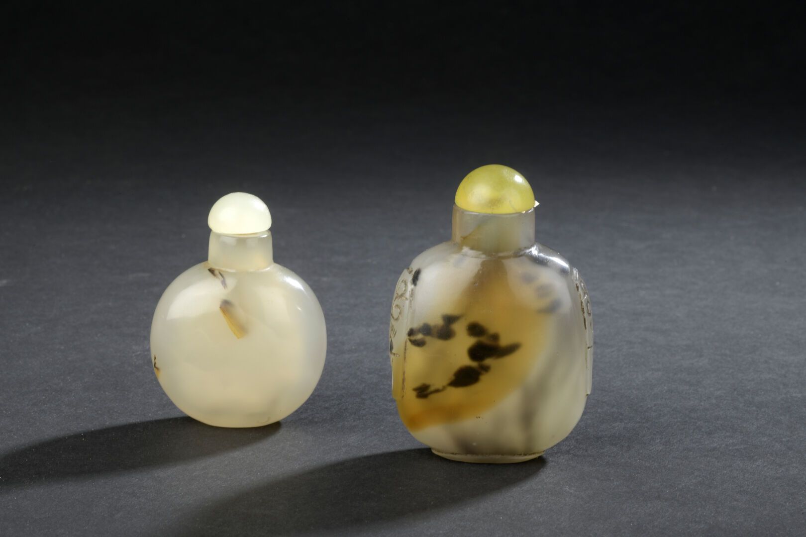 Null DEUX TABATIERES en agate et verre à l'imitation de l'agate
CHINE, début du &hellip;