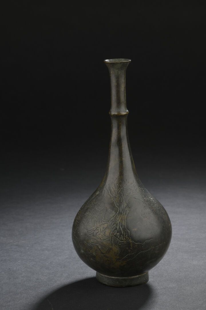 Null SMALL VASE with long neck in incised bronze
CHINA
The globular body decorat&hellip;