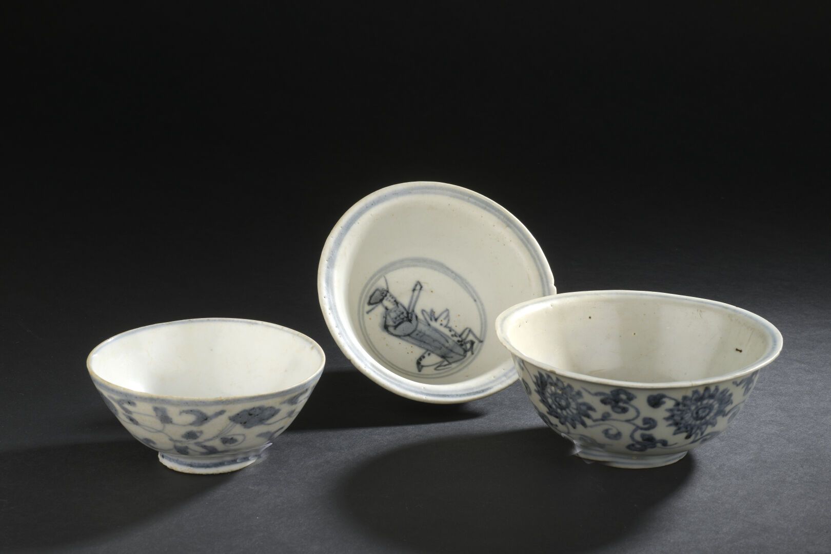 Null 三只青花瓷碗
中国，16世纪
其中两个有花和叶子的装饰；有裂缝和小缺口。
直径从11.5到14.5厘米