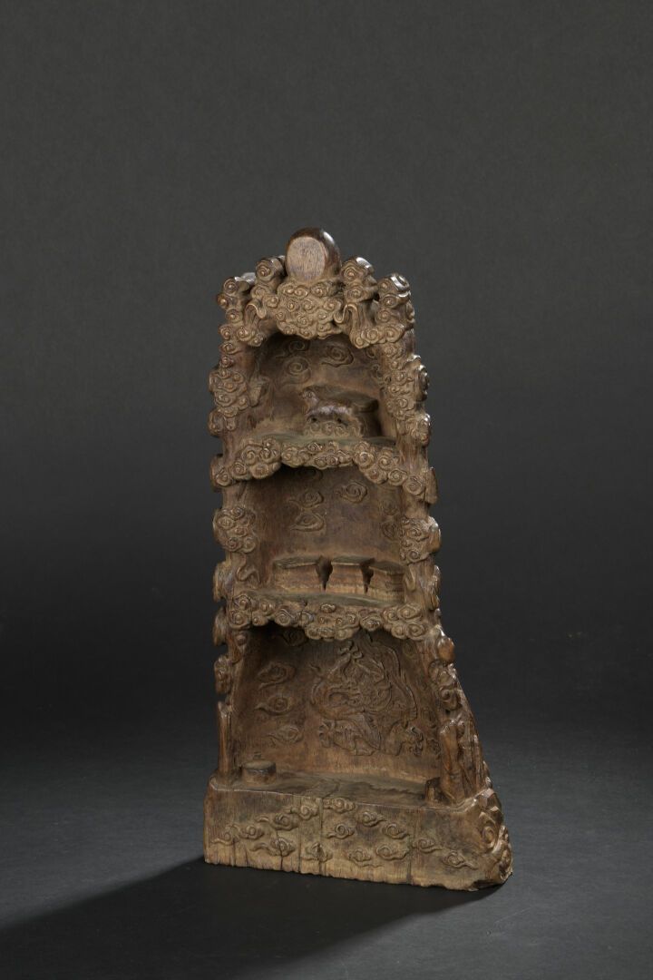 Null 雕花木组
中国
山形，饰以云彩，一面刻有三个壁龛，内有动物、三个支架和一个龙纹，顶上有太阳。
H.41.5厘米