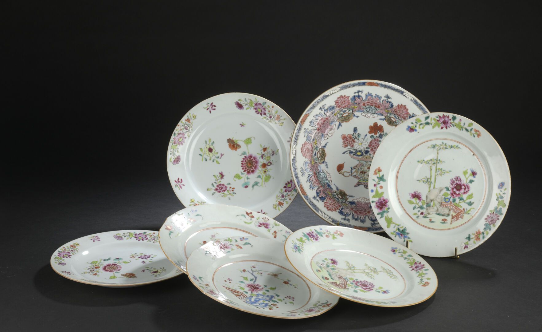 Null SIX ASSIETTES en porcelaine famille rose
CHINE, XVIIIe siècle
À décor de pi&hellip;