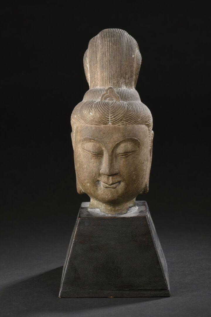 Null 石头观音头
中国，20世纪初
宁静的脸，半闭的眼睛，突出的眉毛，拉长的耳垂，高高的发髻，底座。
H.26厘米