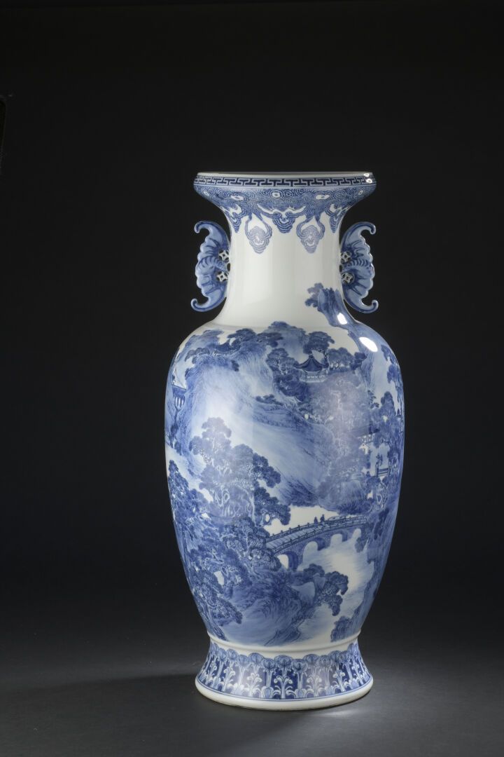 Null GRAN JARRON de porcelana azul y blanca
CHINA, siglo XX
Balaustre, decorado &hellip;