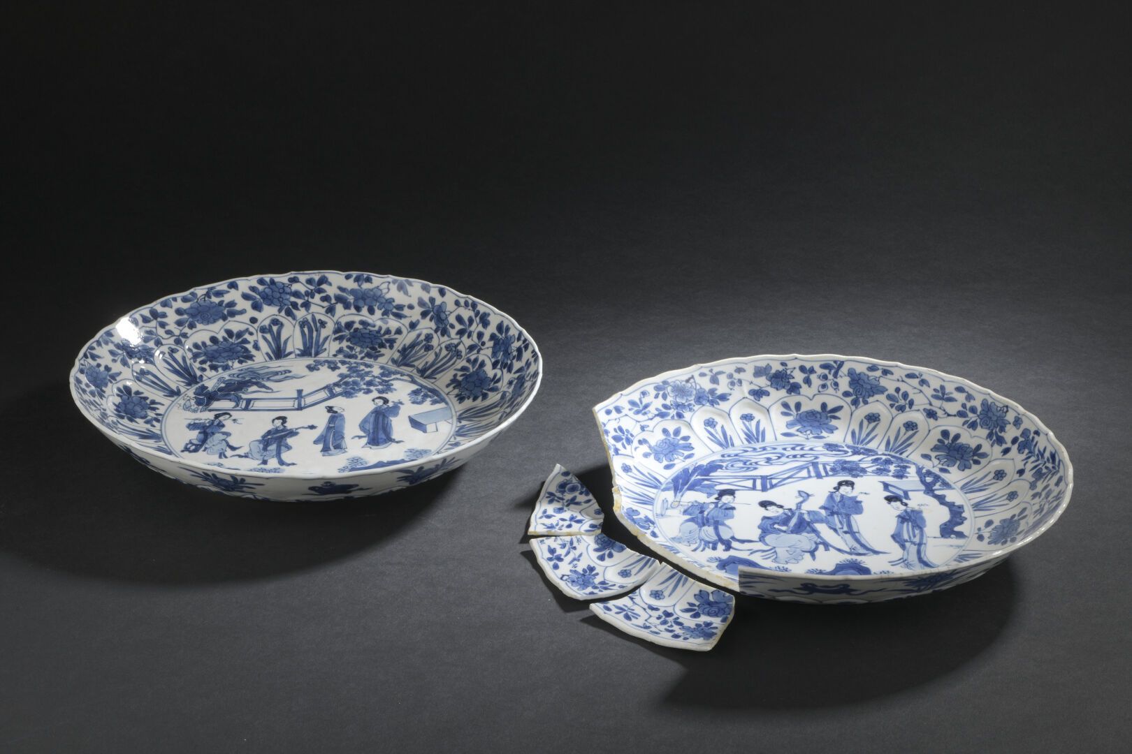 Null ZWEI hohle Schalen aus blau-weißem Porzellan.
CHINA, Kangxi-Zeit (1662-1722&hellip;