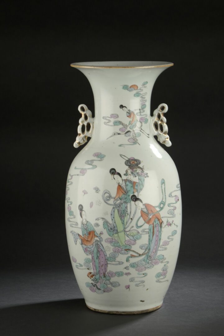 Null VASE en porcelaine polychrome
CHINE, époque République 
Balustre, à décor d&hellip;