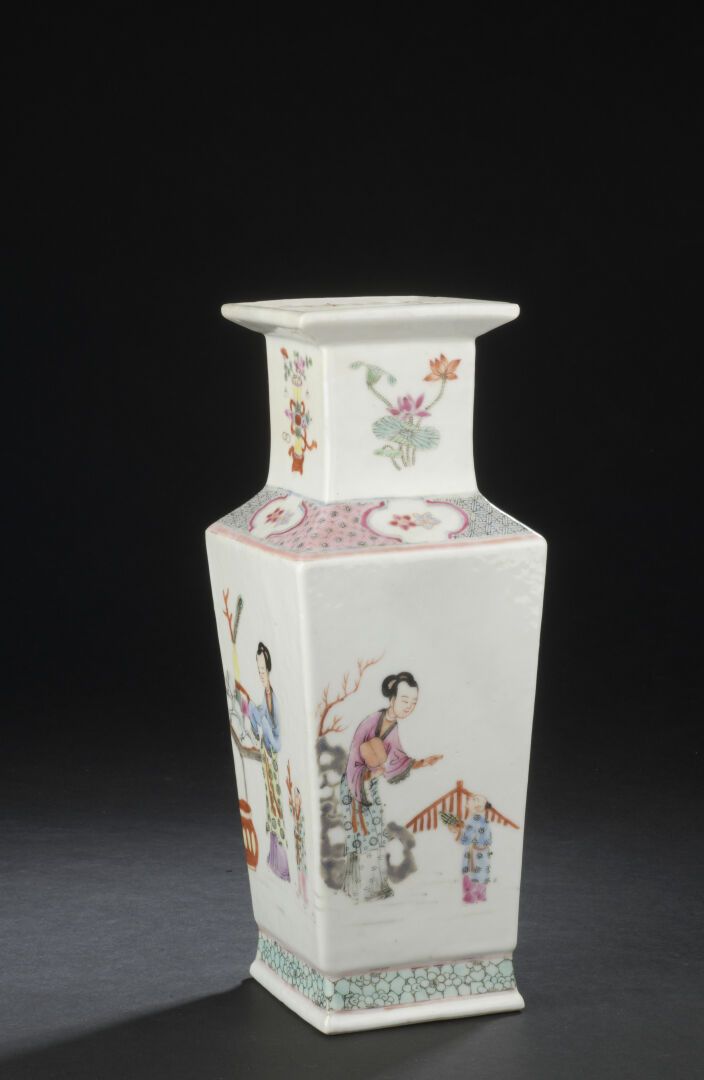 Null VASE CARRE en porcelaine famille rose
CHINE, fin de la dynastie Qing (1644-&hellip;