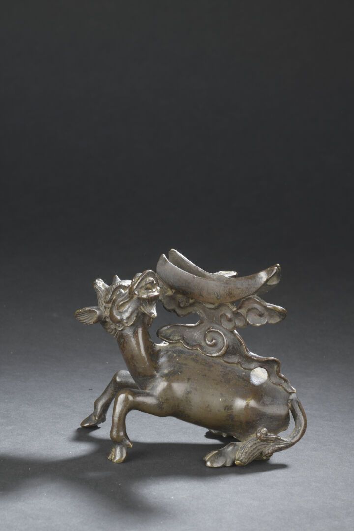 Null PORTE-MIROIR en forme de qilin en bronze
CHINE, dynastie Ming, XVIIe siècle&hellip;