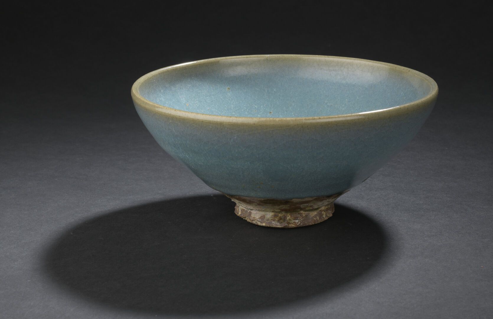 Null 钧窑瓷碗
中国，元/明朝 (1279-1644)
宽大的喇叭口，搁在小脚上。
D. 17,8 cM