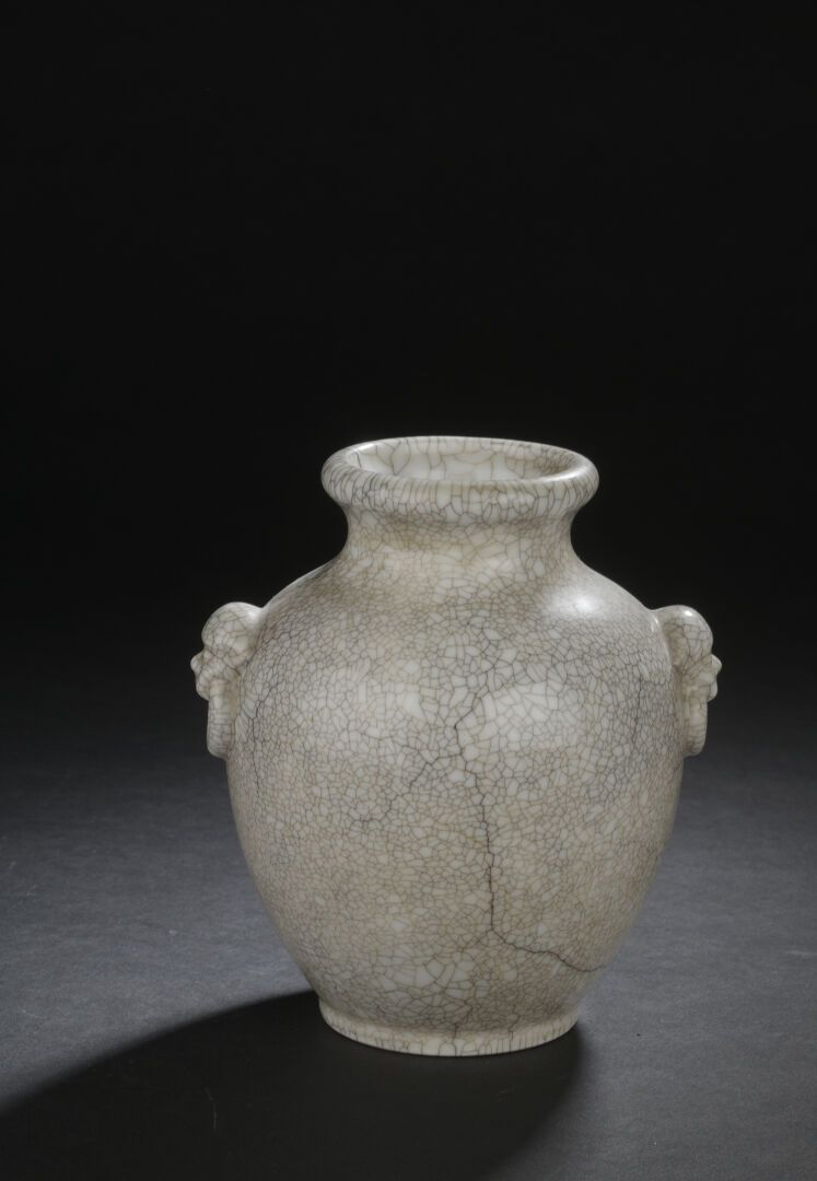Null 裂纹瓷器花瓶
中国
球状，顶部有一个微微张开的颈部，两个佛教徒的狮子头支撑着凸起的圆环形成把手。
H.16.5厘米