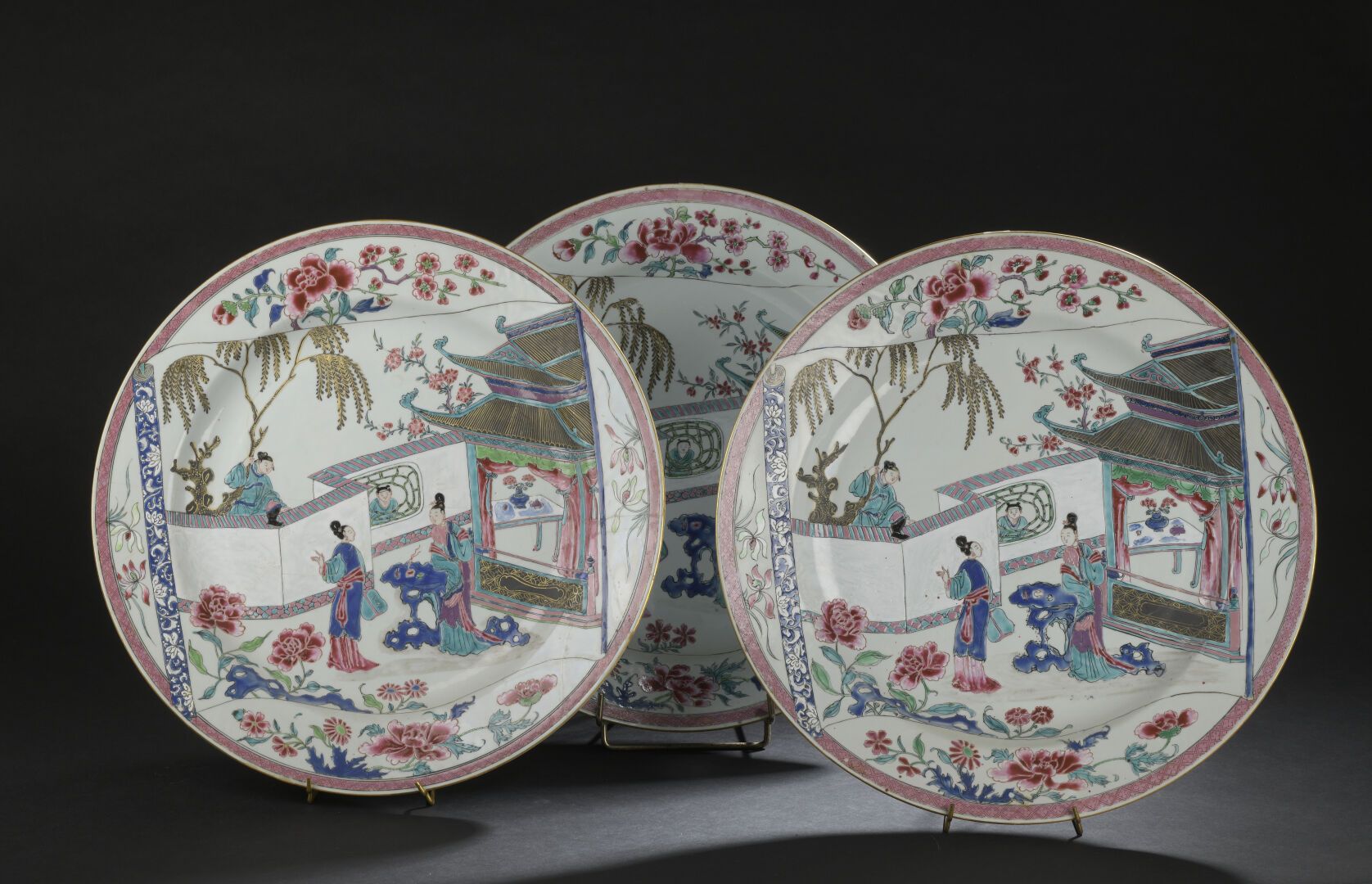Null 三件大型粉彩瓷盘
中国，雍正时期 (1723-1735)
装饰有元代王实甫的《西厢记》场景，描绘了崔莺莺和她的侍女在等待张生的到来，边缘装饰有牡丹、梅&hellip;
